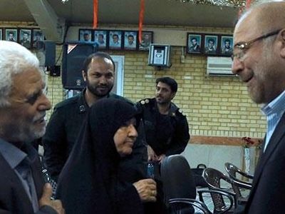 تقدیر از پدر و مادر شهیدان تیموری با حضور  قالیباف