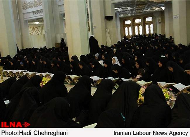 جزء خوانی قرآن کریم با حضورمردم قم در حرم حضرت فاطمه معصومه(س)