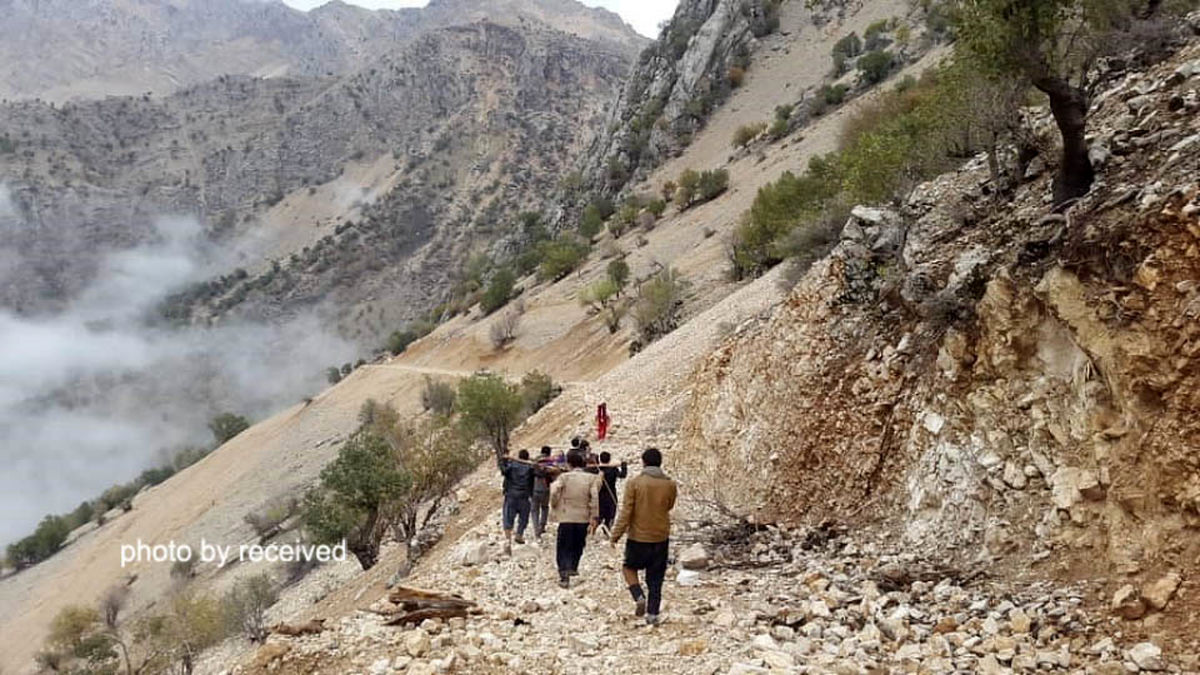 اعزام مشقت بار مادر باردار روستایی در ایذه به بیمارستان/"پَلُم زنگو"، روستایی کوچک با دردهایی بزرگ + فیلم