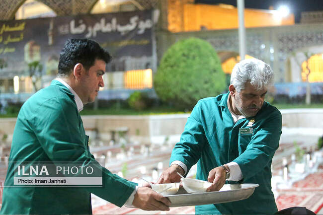 پذیرایی افطار از زائران در ورودی حرم امام رضا(ع)