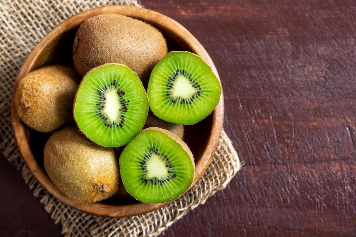 فواید بی‌نظیر کیوی برای جلوگیری از فشار خون و بی‌خوابی