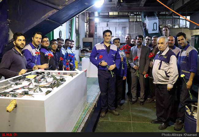 بازدید هیئت اجرایی خانه کارگر شرق تهران از کارخانجات و اهدای گل به کا
