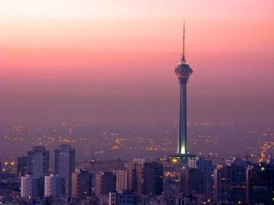  برج میلاد قرمز می‌شود