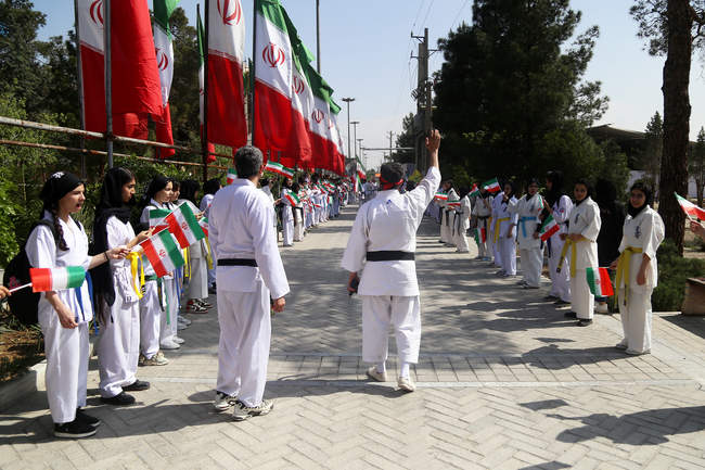 تجلیل از خانواده های شهدای ورزشکار جنگ رمضان با حضور وزیر ورزش و جوان