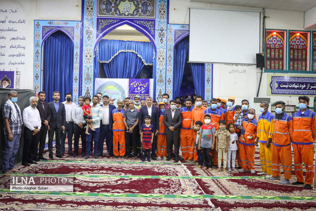 قرائت قرآن و افطاری کارکنان شهرداری بندرعباس در جوار شهدا 