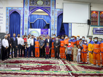 قرائت قرآن و افطاری کارکنان شهرداری بندرعباس در جوار شهدا 