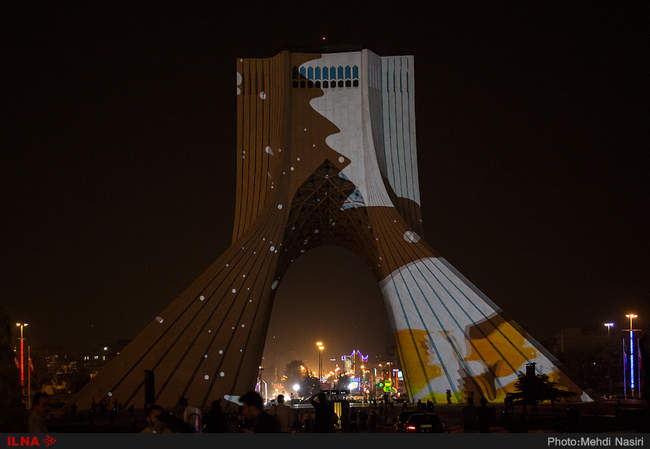 تصاویر صلح و دوستی بر دیواره های برج آزادی