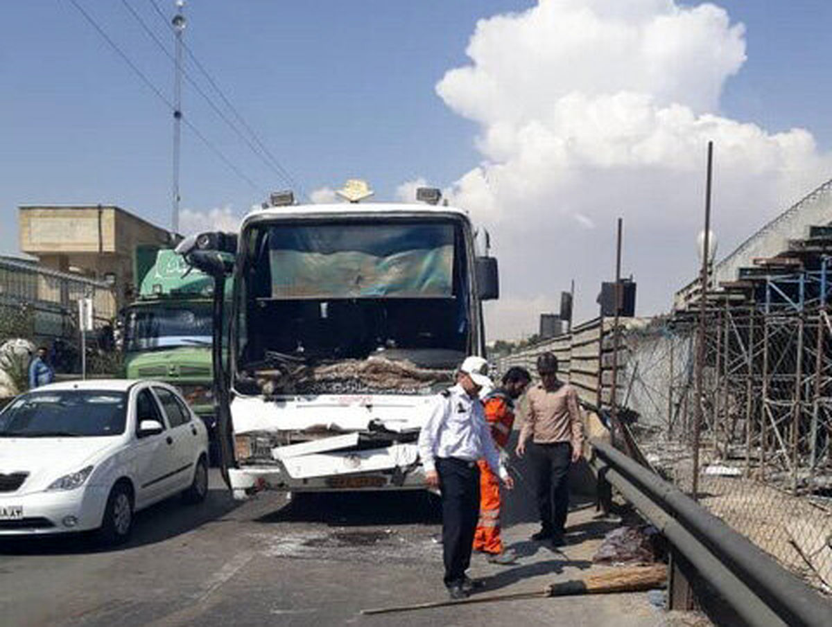 مصدوم شدن ۲۷ نفر در حادثه برخورد اتوبوس و تریلر در شیراز 