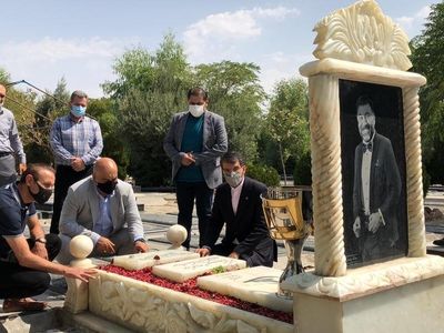 گزارش تصویری از حضور گل‌محمدی و سمیعی با جام قهرمانی بر مزار مهرداد میناوند و علی انصاریان 