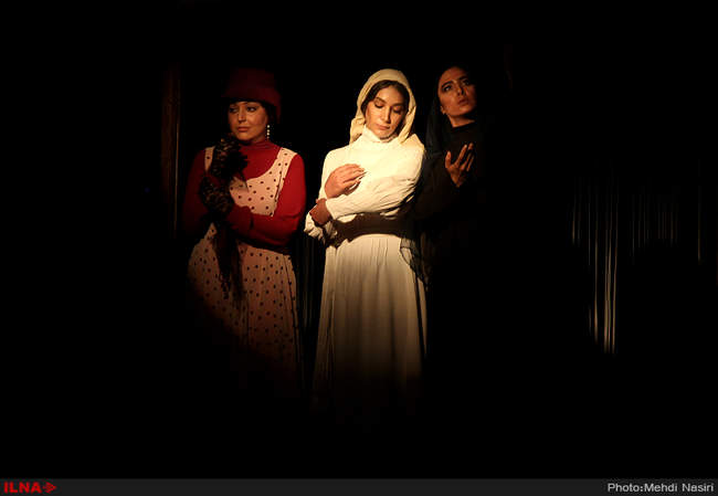 نمایش تئاتر بیگانه