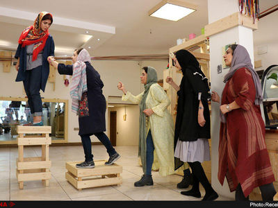 مقابله با «پلیسِ سر» در یک تئاتر شورایی/رنگین‌کمان آرزو با سرکوب‌های درونی می‌جنگد
