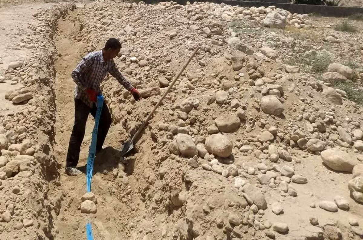 اجرای عملیات همزمان اصلاح خط انتقال و شبکه توزیع آب گوین شهرستان خمیر
