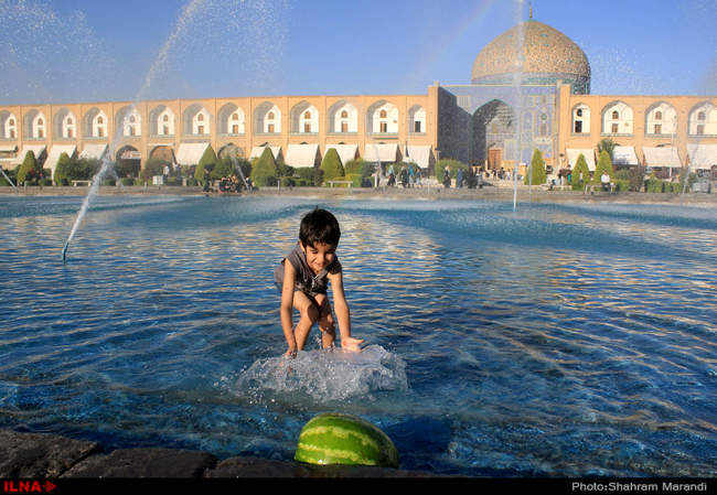 آب بازی کودکان در میدان امام اصفهان