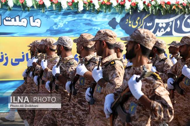 رژه نیروهای مسلح در کنار آب‌های نیلگون خلیج فارس