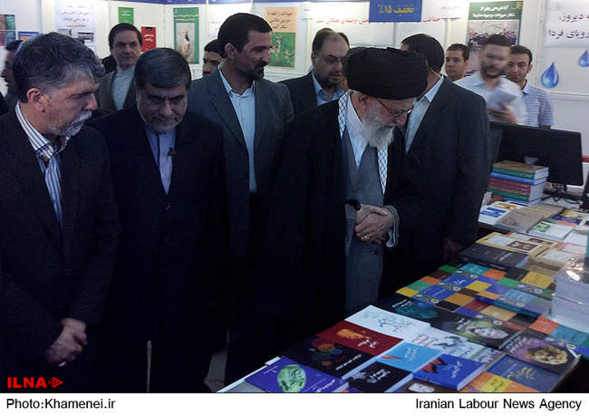  بازدید رهبر انقلاب از نمایشگاه کتاب تهران