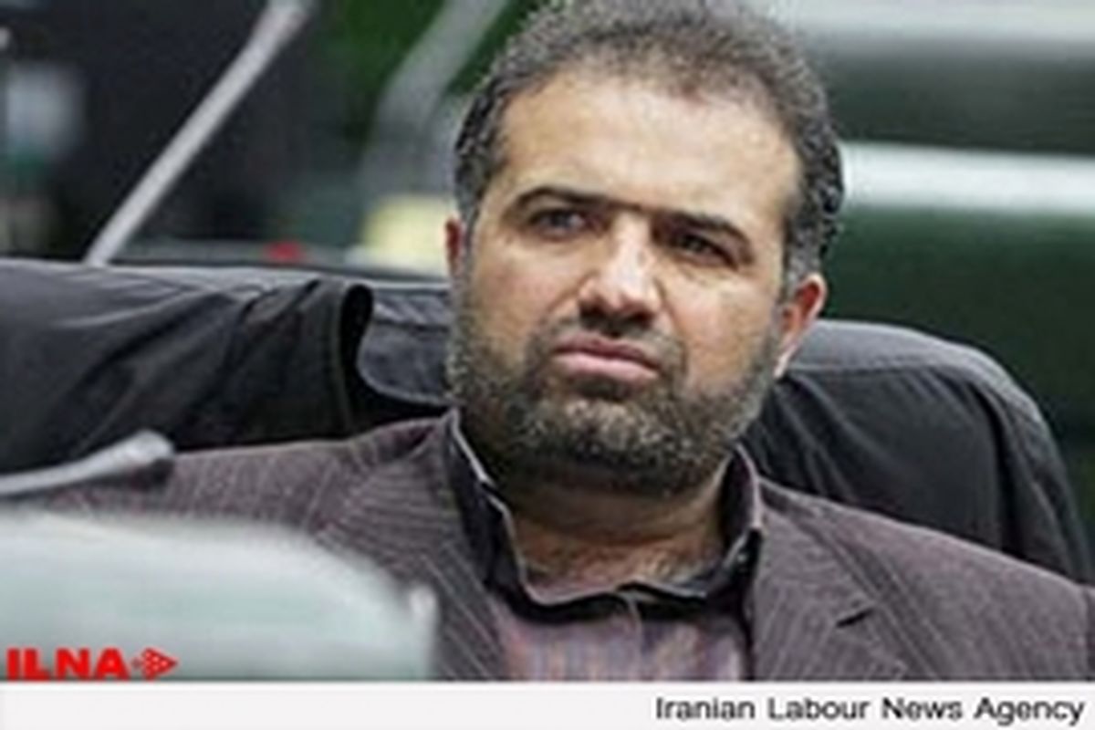عدم وابستگی به نفت نخستین گام اقتصاد مقاومتی است / بورس در سال جاری رضایت‌بخش نبود