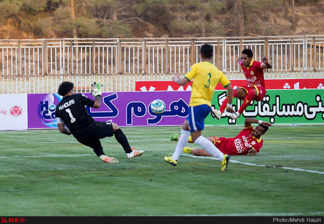 مسابقه فوتبال بین دوتیم نفت تهران و صنعت نفت آبادان