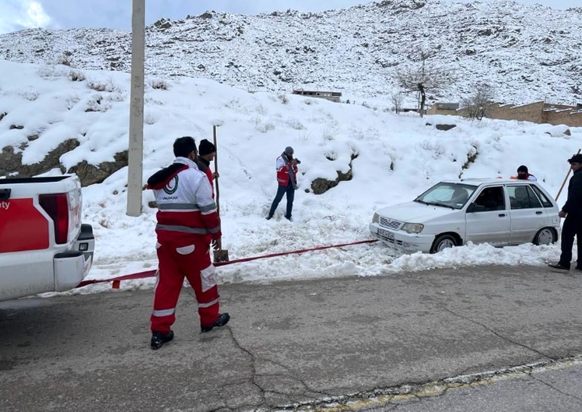 امدادرسانی به ۱۵۰ خودروی گرفتار در برف بروجرد