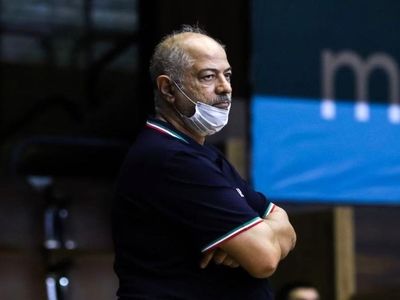 حاتمی: بازیکنان ایرانی نمی‌توانند موبایل را از خود دور کنند