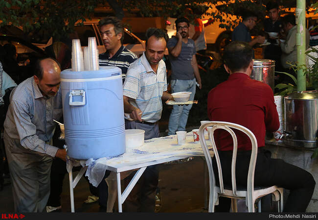 سفره های افطاری در خیابانهای تهران
