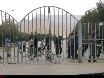 تجمع کارگران سیمان دشتستان مقابل درب کارخانه