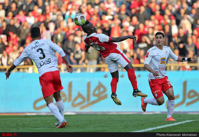 دیدار تیم‌های فوتبال پرسپولیس تهران و تراکتور سازی تبریز
