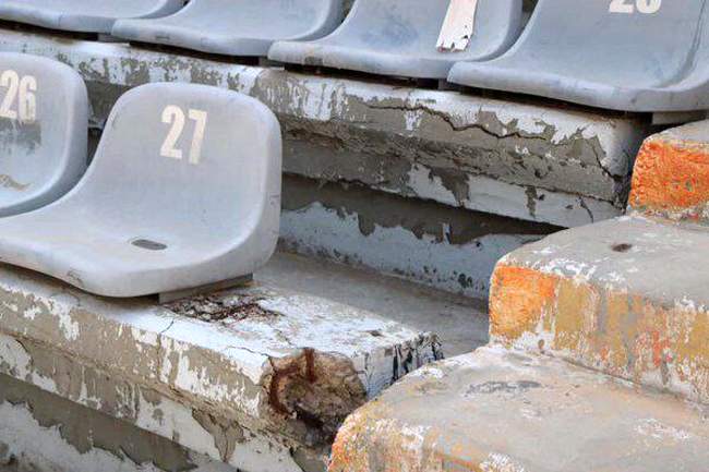 وضعیت خطرناک سکوهای ورزشگاه آزادی!