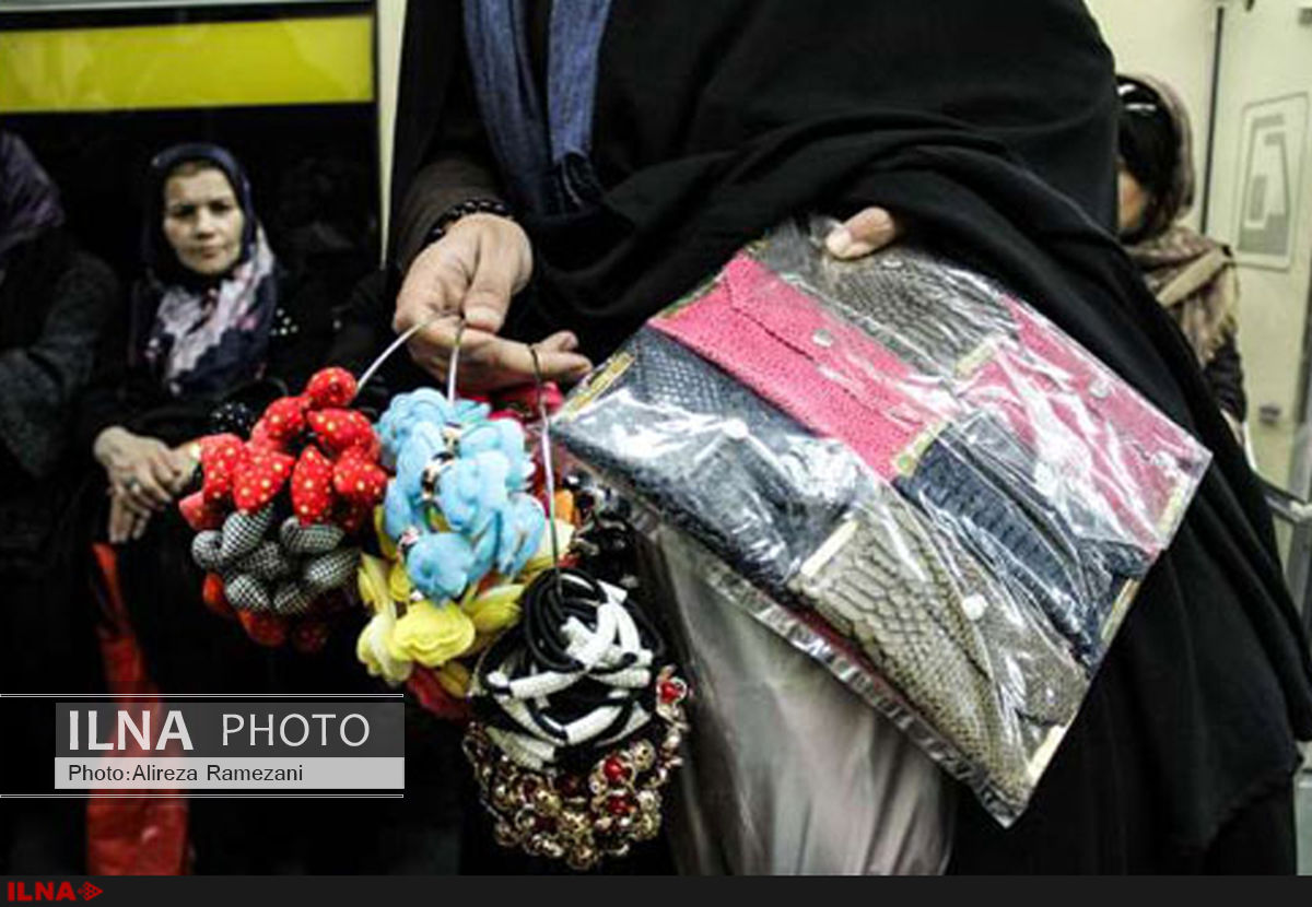 زنانِ دست‌فروشِ پایتخت چگونه روزگار می‌گذرانند