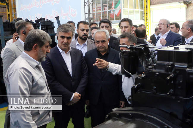 بازدید رییس کل بانک‌مرکزی از مجموعه تراکتورسازی ایران