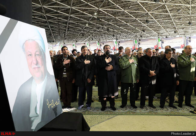اقامه نماز توسط رهبر انقلاب بر پیکر حجت‌الاسلام والمسلمین هاشمی رفسنجانی