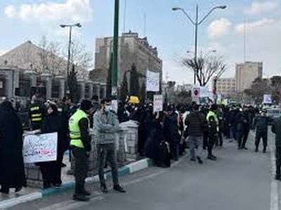 زد و خورد تجمع کنندگان حامی قانون حجاب و عفاف!/فیلم