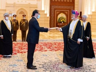 سفیر ایران استوارنامه خود را به پادشاه عمان تقدیم کرد