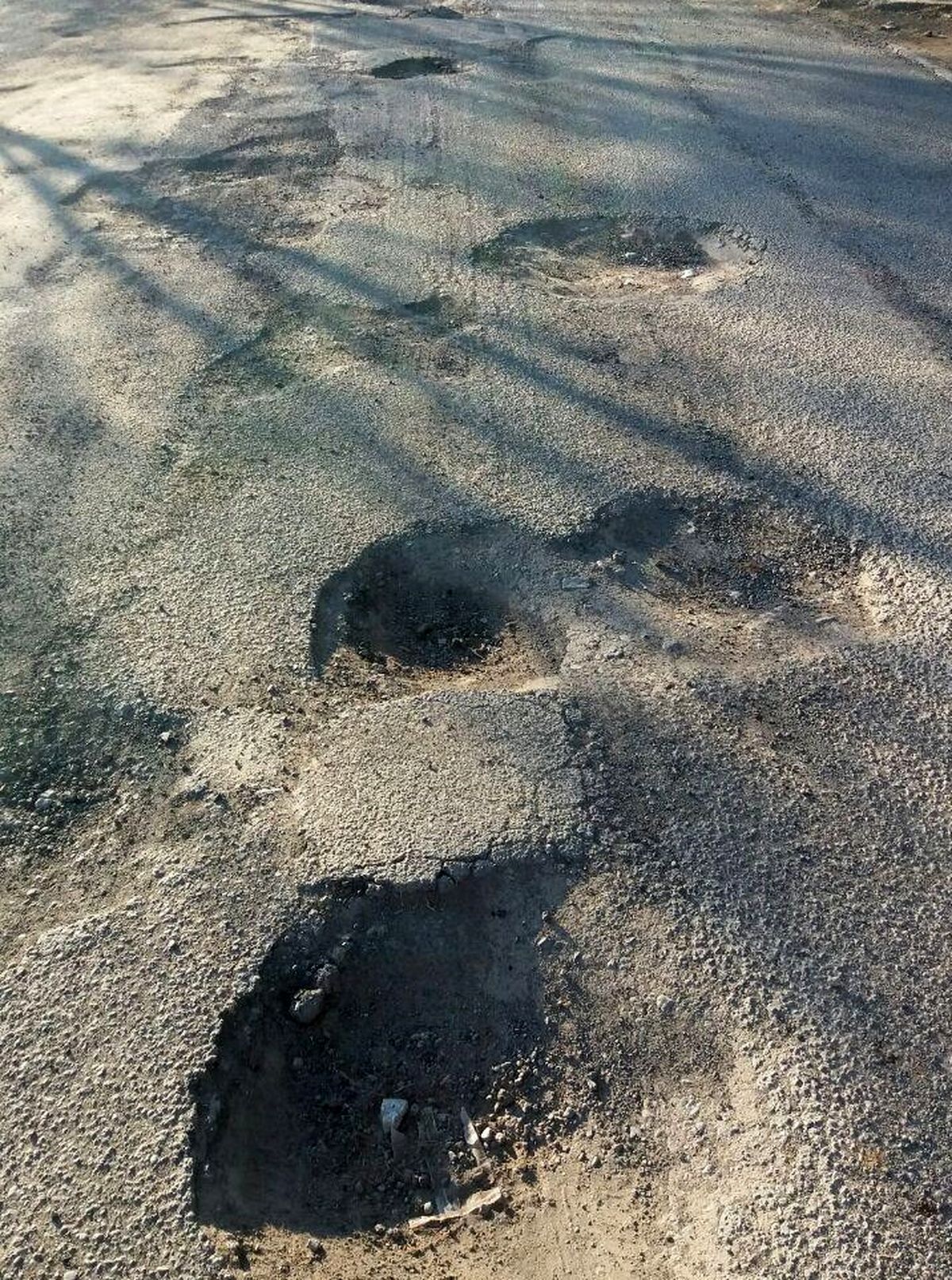 گلایه شهروندان از کیفیت نامناسب آسفالت تربت جام/ پرکردن چاله‌ها با سیمان توسط شهرداری