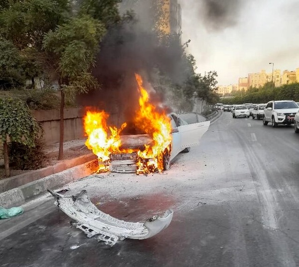خودروی «بنز» در بزرگراه آتش‌ گرفت