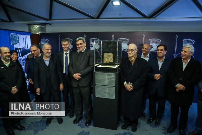 نمایش نقش برجسته سرباز هخامنشی در برج میلاد