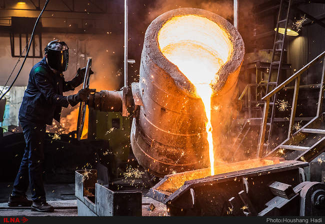 سایه های خمیده کارگران را دریابیم