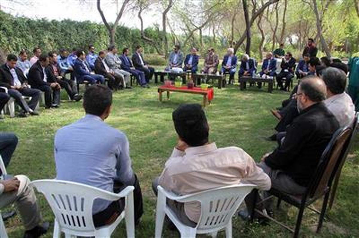 جلسه ای درون سازمانی در محیطی سبز همزمان با روز درختکاری