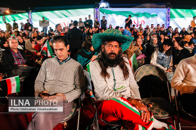 رونمایی از مجسمه «زانو زنندگان برابر ایران»