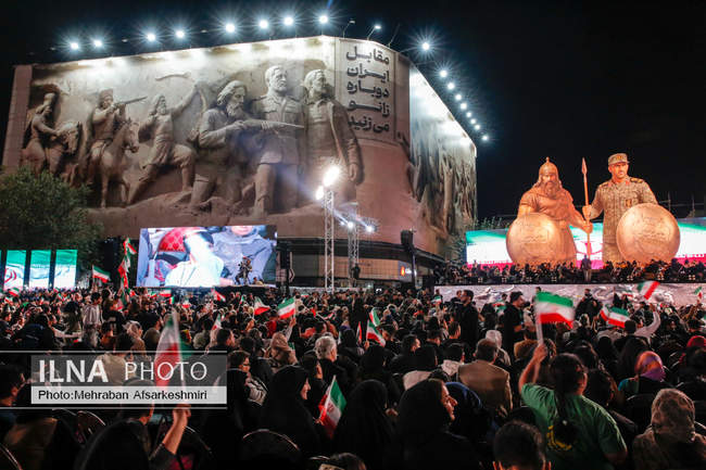 رونمایی از مجسمه «زانو زنندگان برابر ایران»