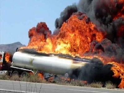 حادثه آتش‌سوزی در پی واژگونی تانکر حامل گازوئیل/راننده جان باخت
