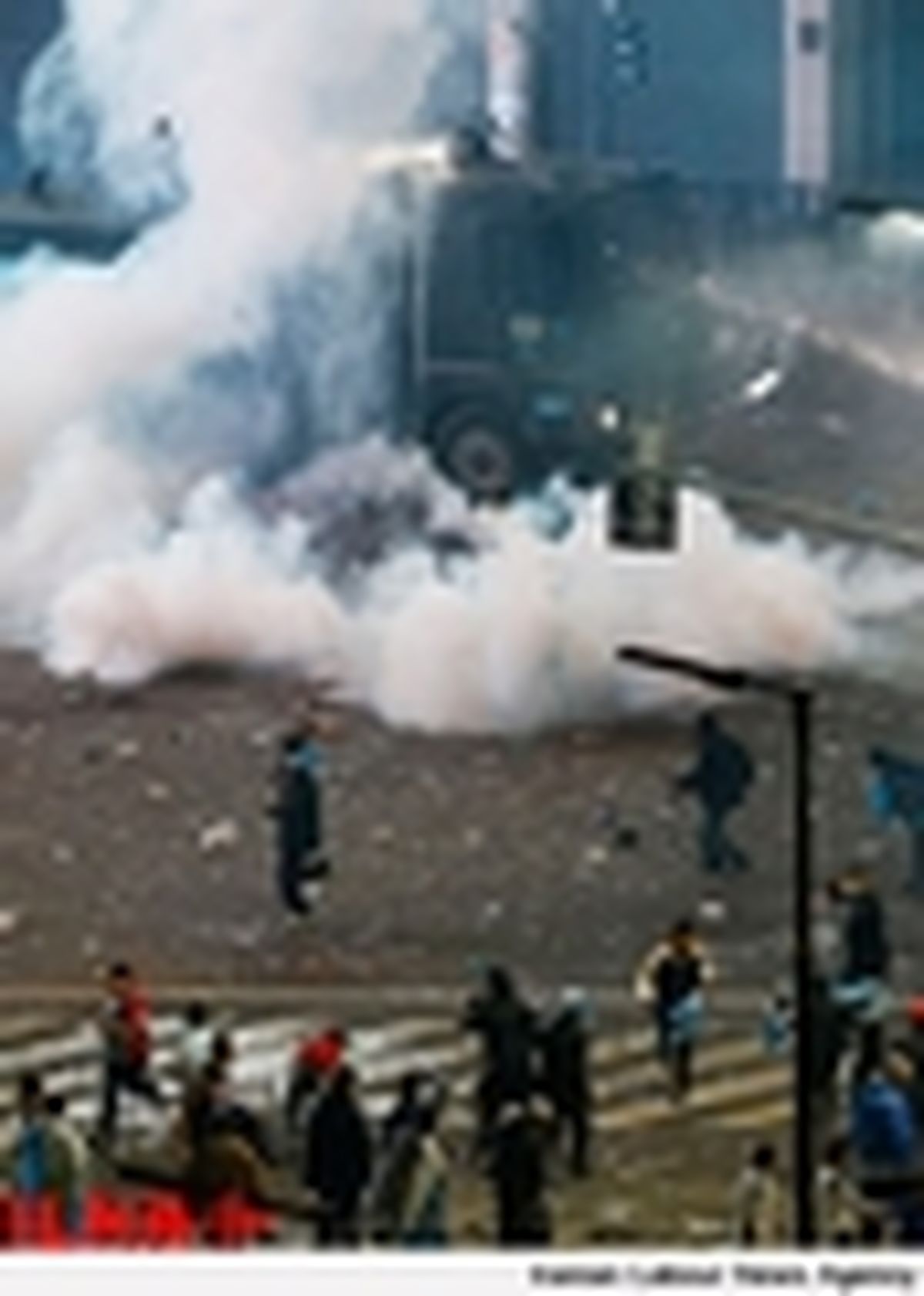 هواداران تیم فوتبال آرژانتین با پلیس ضدشورش درگیر شدند