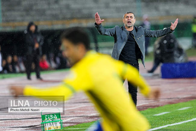 دیدار تیمهای فوتبال پرسپولیس تهران و صنعت نفت آبادان