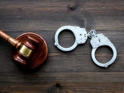کارشناس رسمی متخلف توسط مأمورین حفاظت‌ و اطلاعات دادگستری مازندران دستگیر شد
