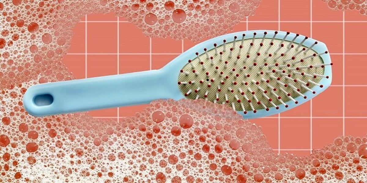 ۴ ترفند ساده برای تمیز کردن شانه و برس موی سر