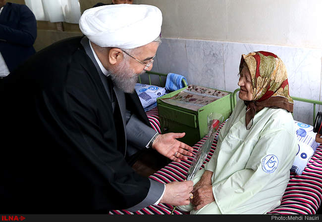 دیدار رئیس جمهور از خانه سالمندان و معلولین مجتمع قدس