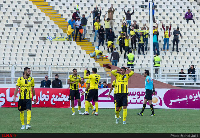 دیدار تیم های فوتبال تراکتورسازی تبریزی و پارس جنوبی جم