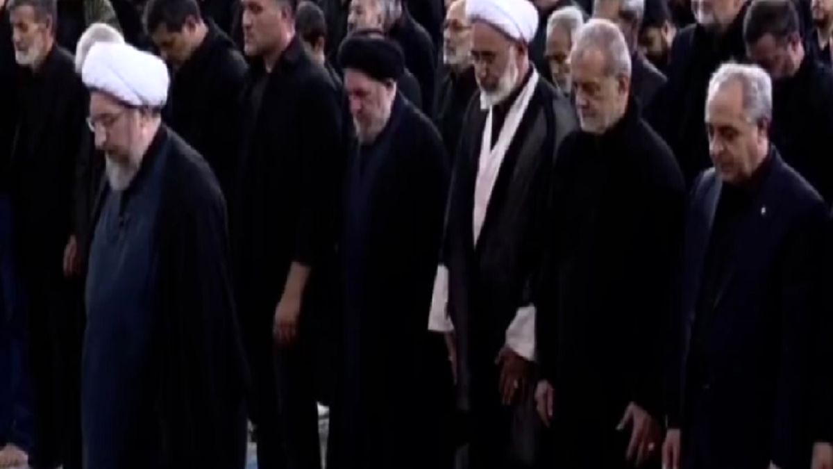 حضور پزشکیان در نماز ظهر عاشورا
