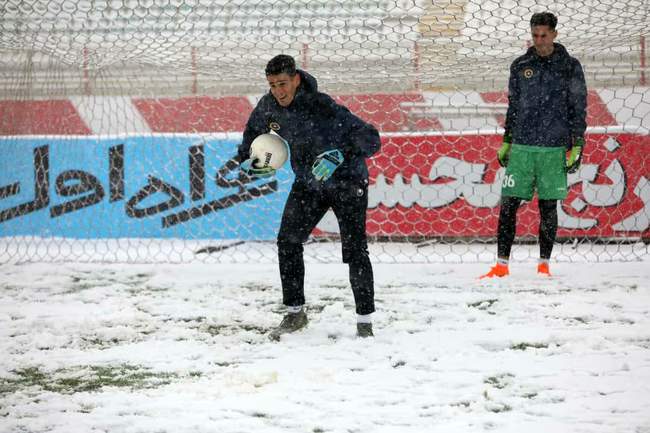 گزارش تصویری: گرم کردن سپاهانی ها زیر برف تبریز