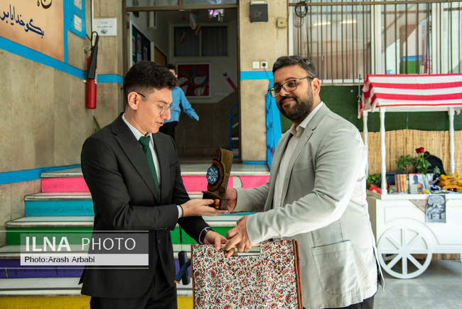 بازدید رییس کنفدراسیون اتحادیه کارمندان بخش عمومی ترکیه از دبستان ا�