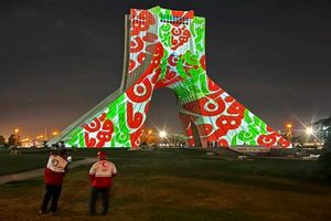 تجلیل برج آزادی از امدادگران هلال احمر